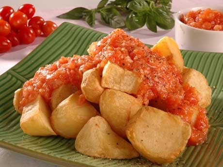 tapas patatas bravas typisch Spaanse tapa. Wordt nog veel gegeten in Spanje bijna in elke restaurant op de menukaart.
